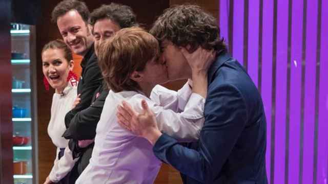 Anabel Alonso besando a Jordi Cruz en 'MasterChef'.