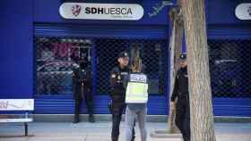 La sede del Huesca protegida por la Policía