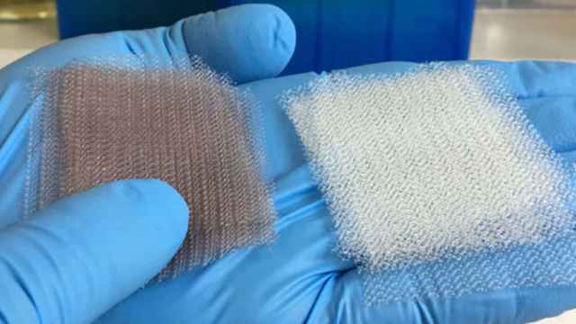 Mallas quirúrgicas: a la izquierda una de cobre y a derecha la que está recubierta de nanopartículas de oro.