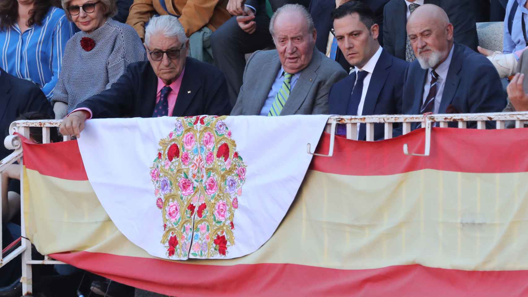 El rey Juan Carlos comentaba la faena a sus acompañantes en el tendido.