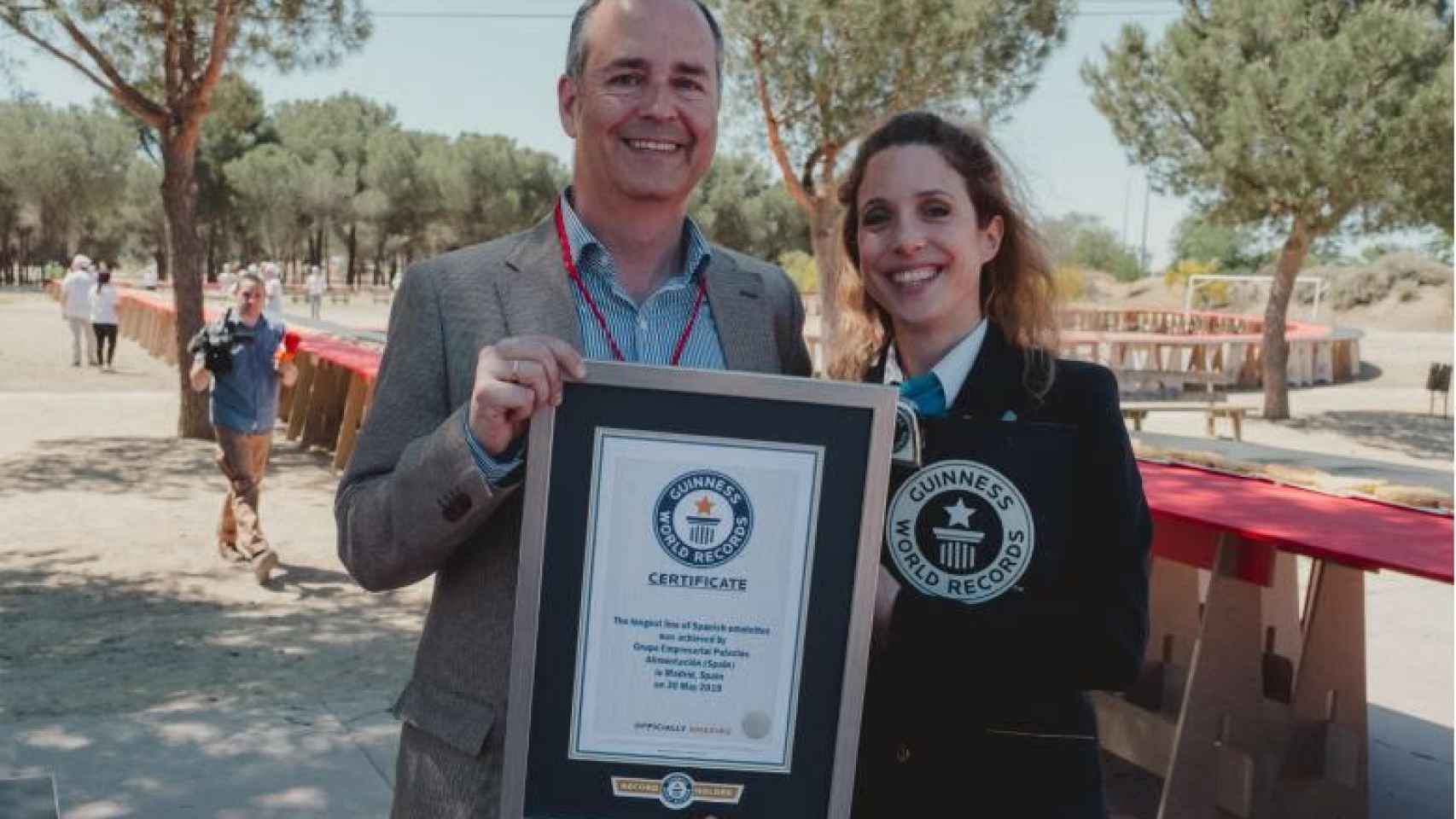 Anna Oxford, representante de Guinness World Records, entrega el certificado al Director de Marketing de Palacios