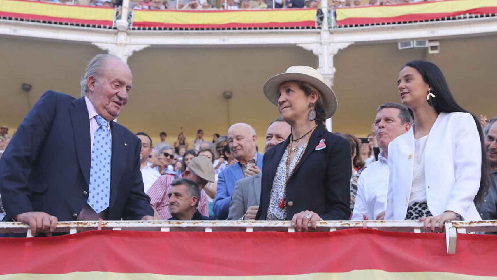 Juan Carlos I se retira de la pública acudiendo a un festejo taurino en la Plaza de Aranjuez junto a Elena.