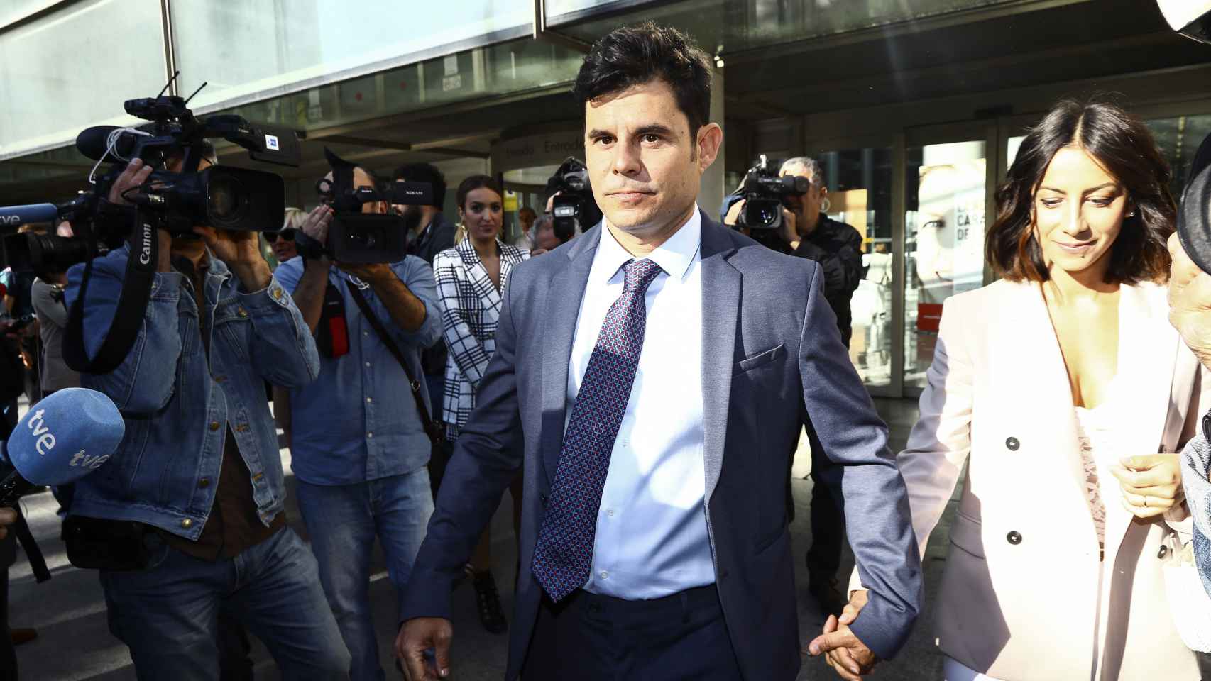 Javier Santos y su pareja en los juzgados de Valencia.