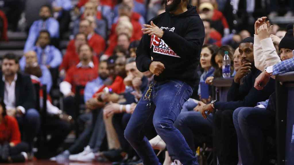 Drake durante un partido de los Raptors