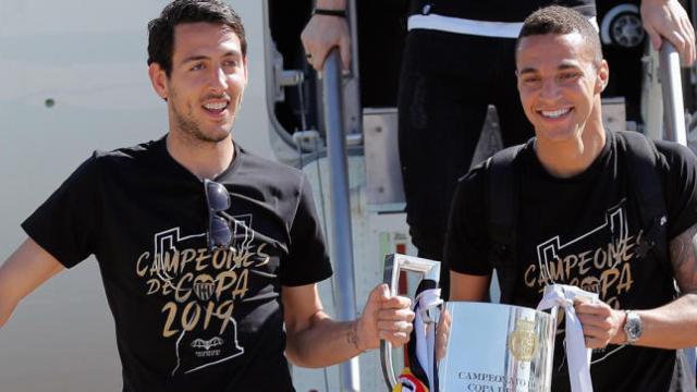 Parejo y Rodrigo, con la Copa del Rey