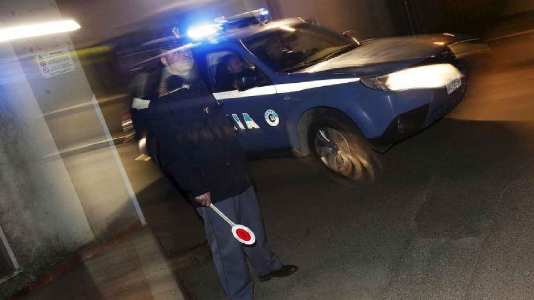 Un vehículo de la policía italiana saliendo desde un cuartel.