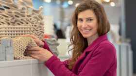 La bióloga Ulrike Pfreundt con los corales impresos en 3D.