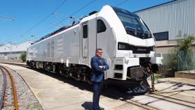 Iñigo Parra, presidente de Standler Valencia, al lado de la locomotora.