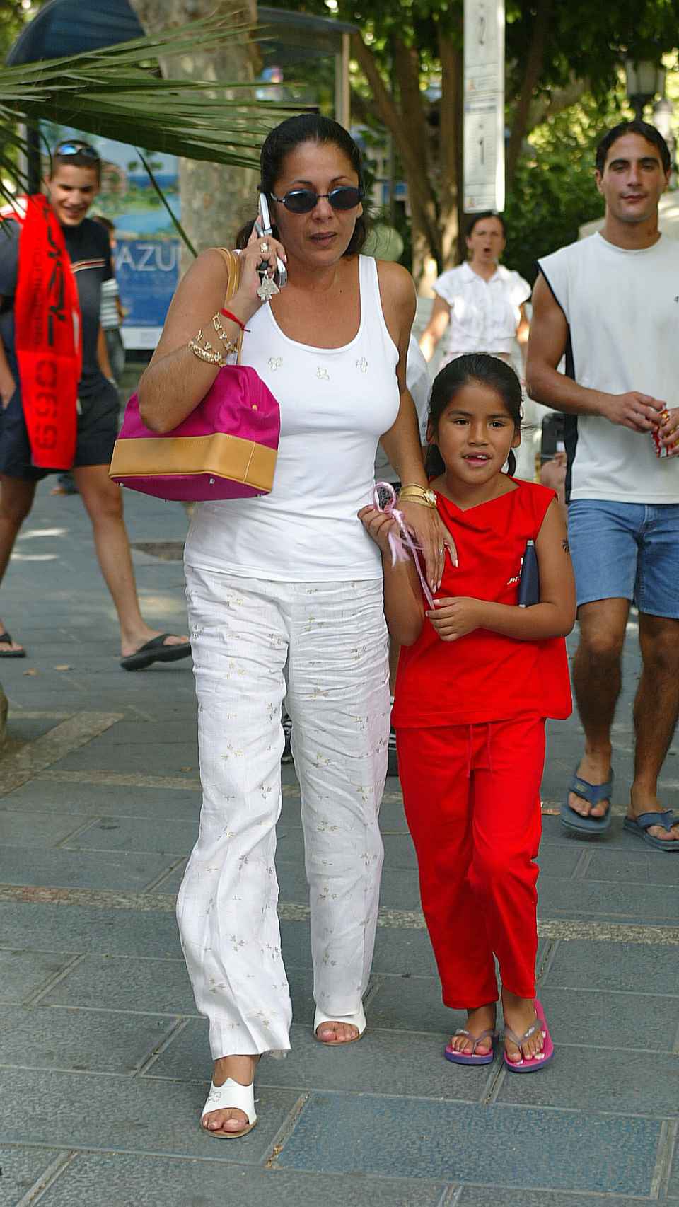 Isabel Pantoja y su hija, Isa, paseando por Fuengirola en 2003.