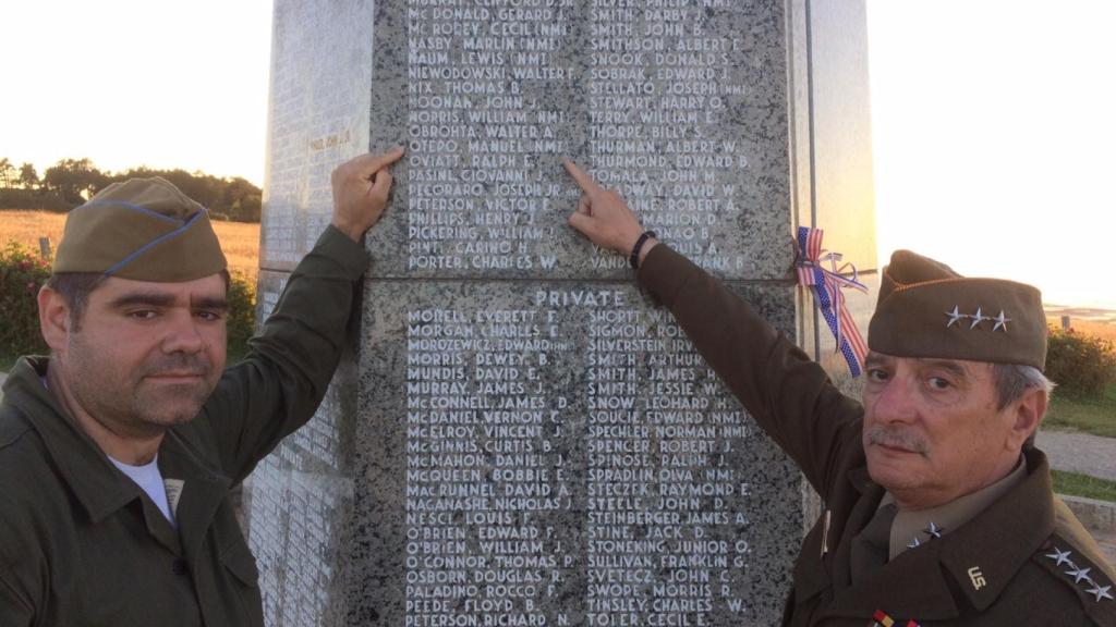 Dos miembros de la Asociación The Royal Green Jackets señalan el nombre de Manuel Otero en el memorial de Normandía.