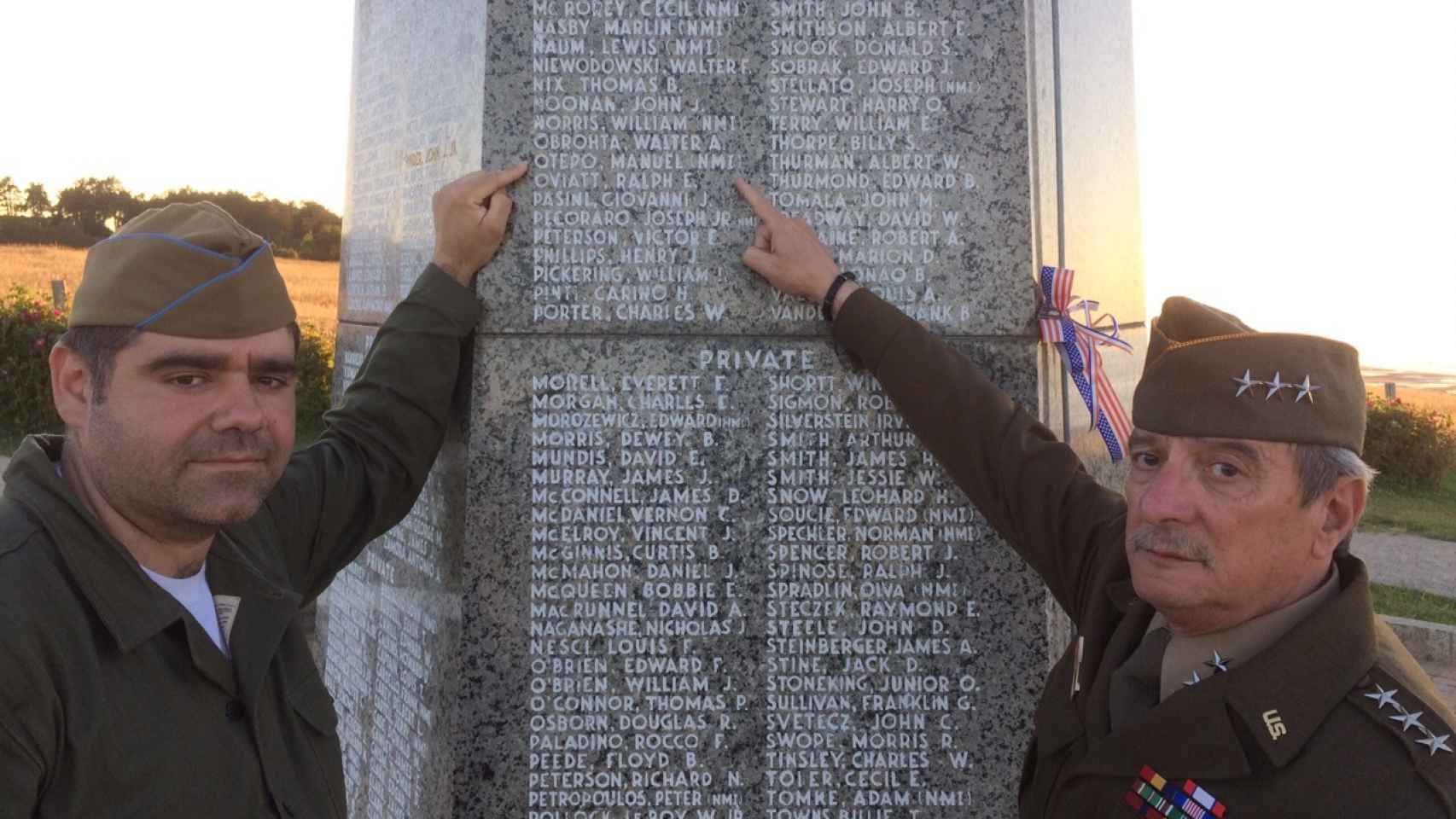 Dos miembros de la Asociación The Royal Green Jackets señalan el nombre de Manuel Otero en el memorial de Normandía.