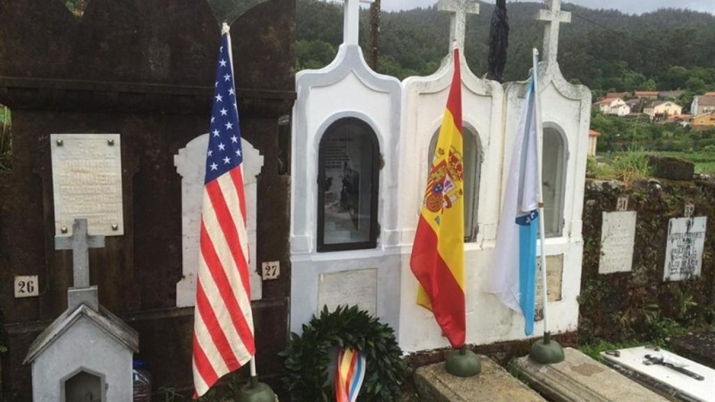 Tumba de Manuel Otero en el cementerio de Serra de Outes.