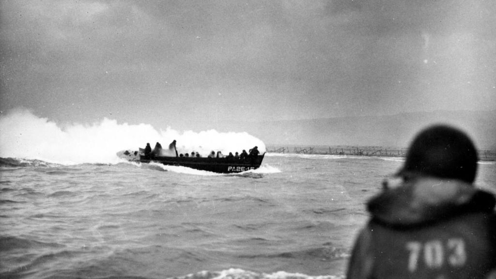 Una lancha LCVP, antes de desembarcar en la playa de Omaha.