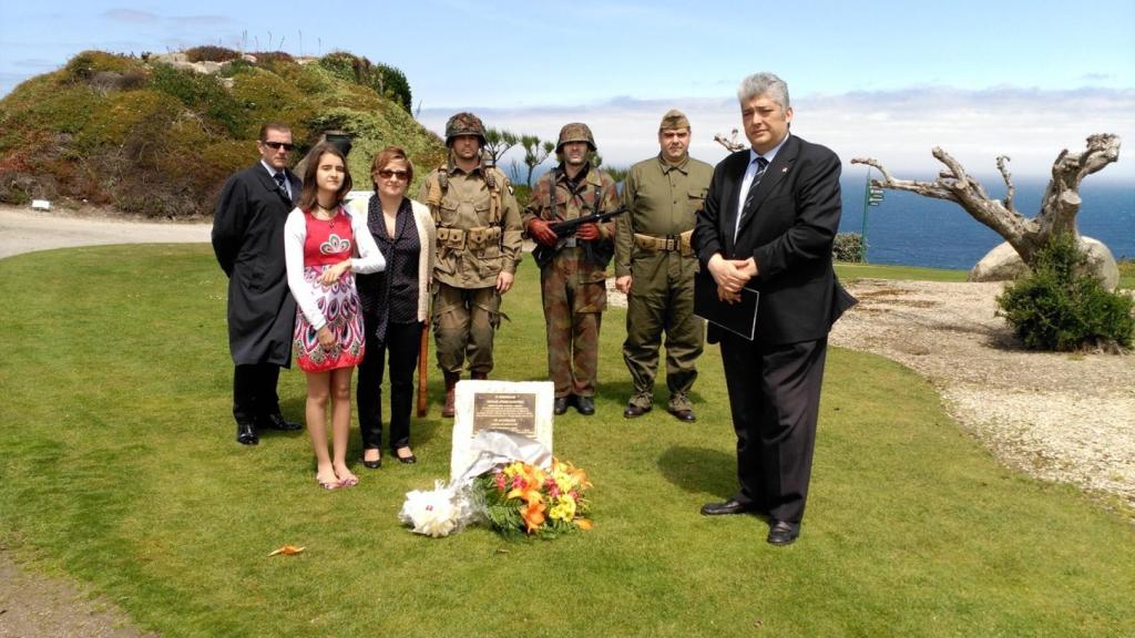 Manuel Arenas (d) y otros miembros de The Royal Green Jackets, durante un homenaje al soldado gallego en Normandía.