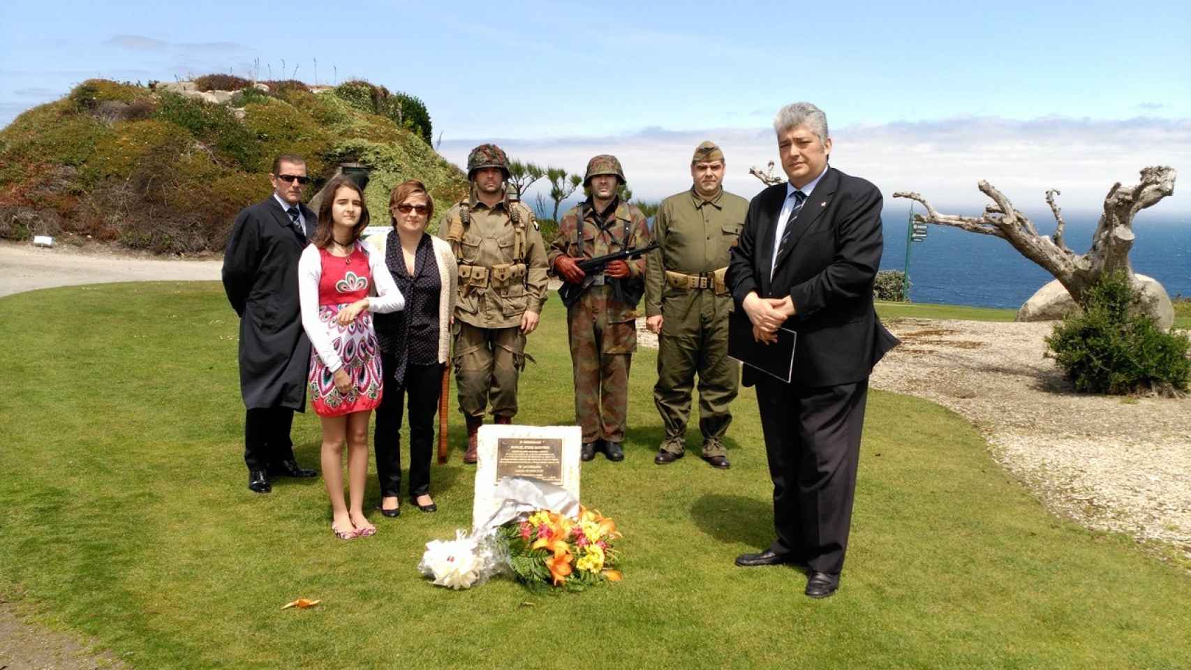Manuel Arenas (d) y otros miembros de The Royal Green Jackets, durante un homenaje al soldado gallego en Normandía.