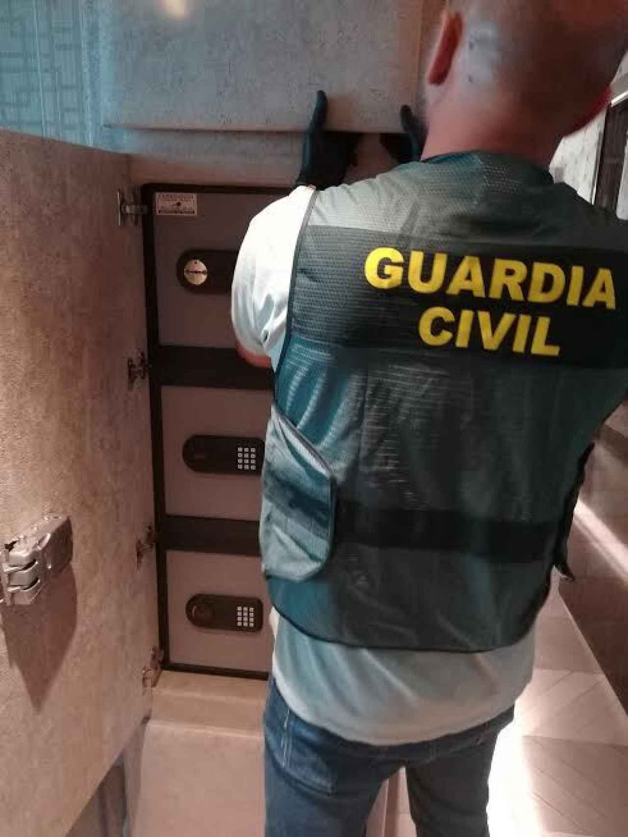 Un agente de la Guardia Civil durante el registro de las cajas fuertes de la casa de Sergejus Beglikas.