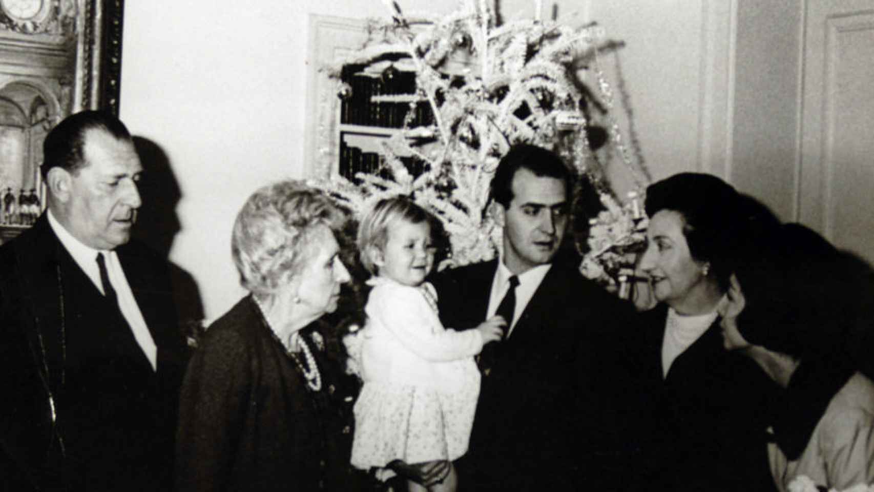 Juan Carlos sostiene a su hija Elena, con la que siempre ha tenido una especial relación.