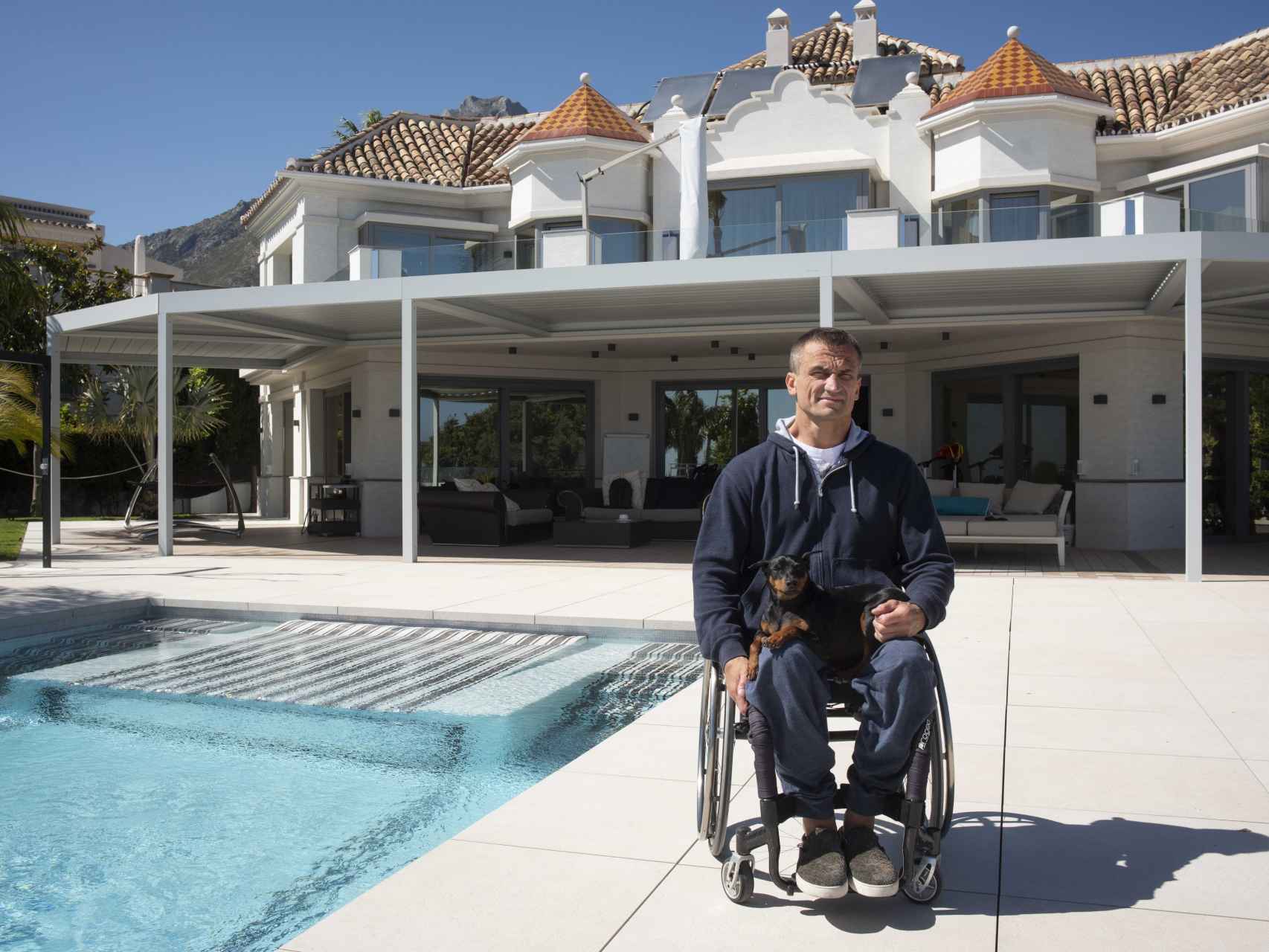 El acusado acude cada día a una clínica de rehabilitación en Marbella. Hace 22 años quedó parapléjico tras sufrir un accidente.