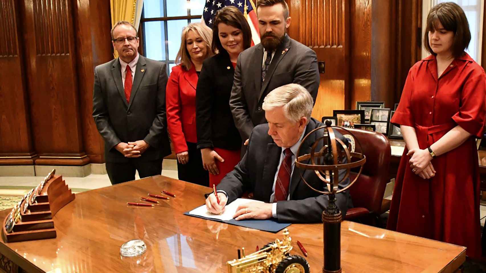 El gobernador de Misuri, Mike Parson, ratifica la ley 'provida' que reduce el tiempo para abortar.