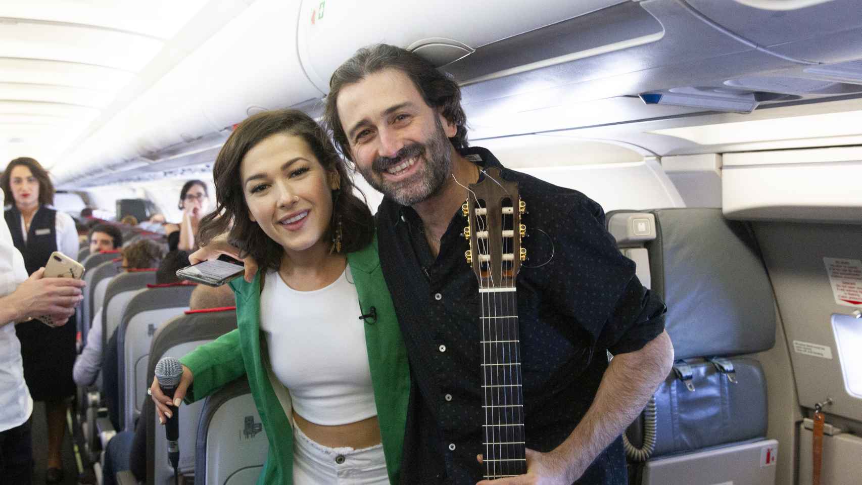 Nella Rojas y Javier Limón en concierto en pleno vuelo.