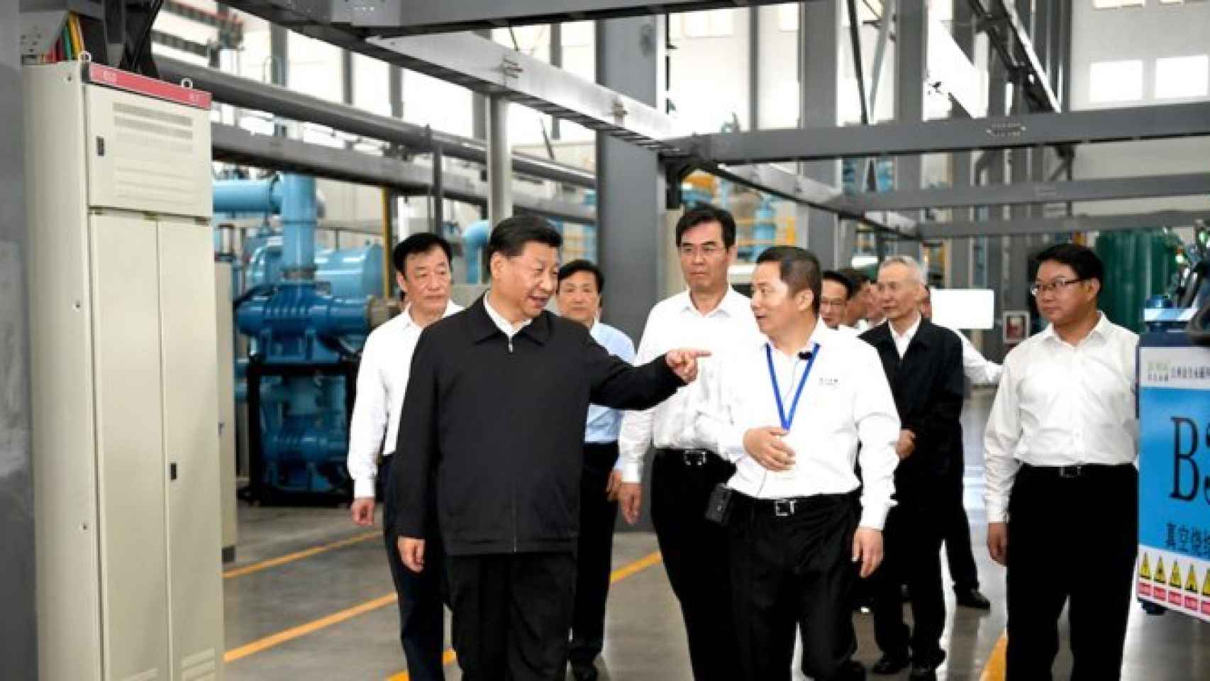 Xi Jinping, presidente de China, durante su visita a una fábrica de tierras raras.