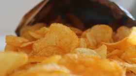 Una bolsa de patatas fritas abierta de par en par.