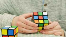 Manejar un cubo de Rubik puede ser todo un reto