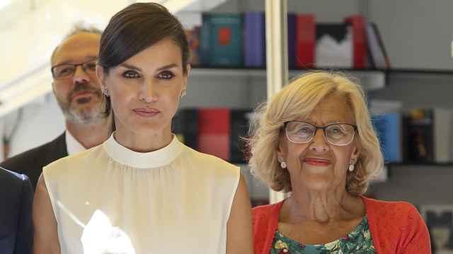 La reina Letizia y Manuela Carmena posan juntas en la Feria del Libro de Madrid.