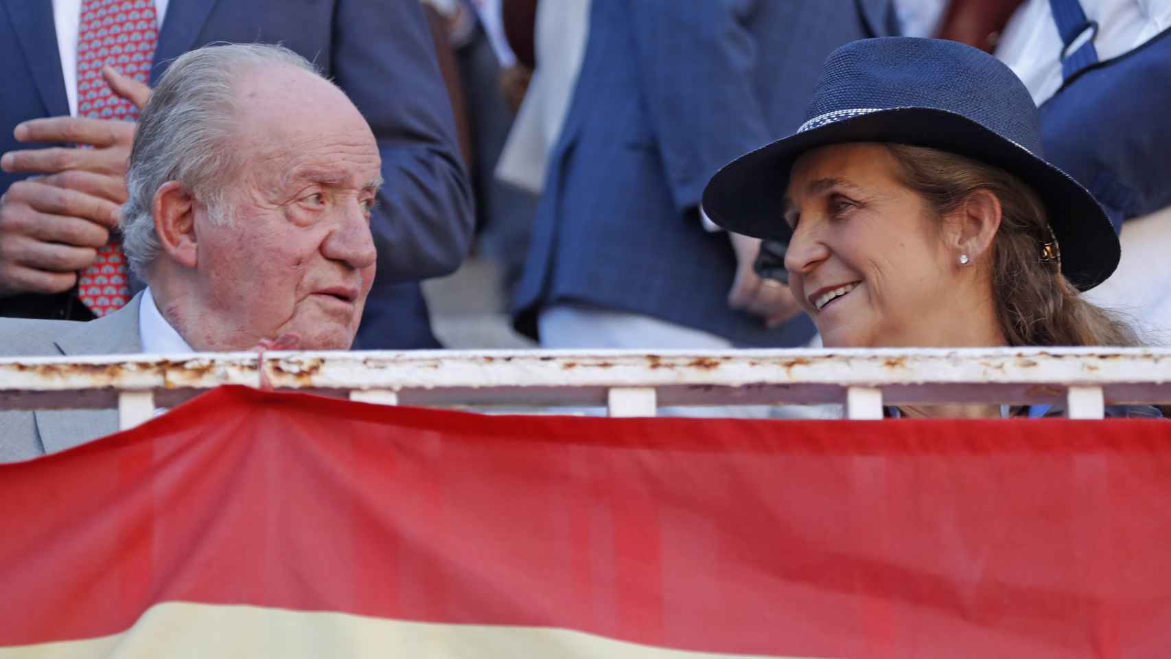 Juan Carlos I, en su despedida en Aranjuez, junto a la infanta Elena.