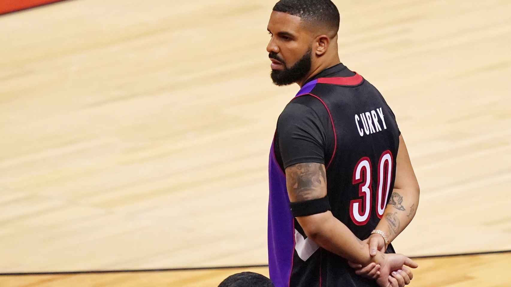Drake con la camiseta firmada de Dell Curry en el partido entre los Raptors y los Warriors