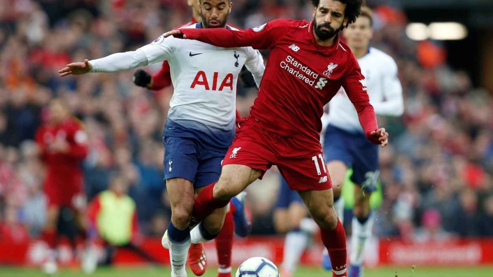 Lucas Moura y Salah, en un partido entre el Tottenham y el Liverpool de esta temporada