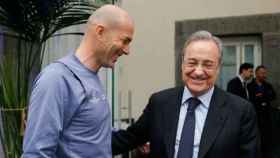 Zinedine Zidane (entrenador) y Florentino Pérez (presidente) bromean.