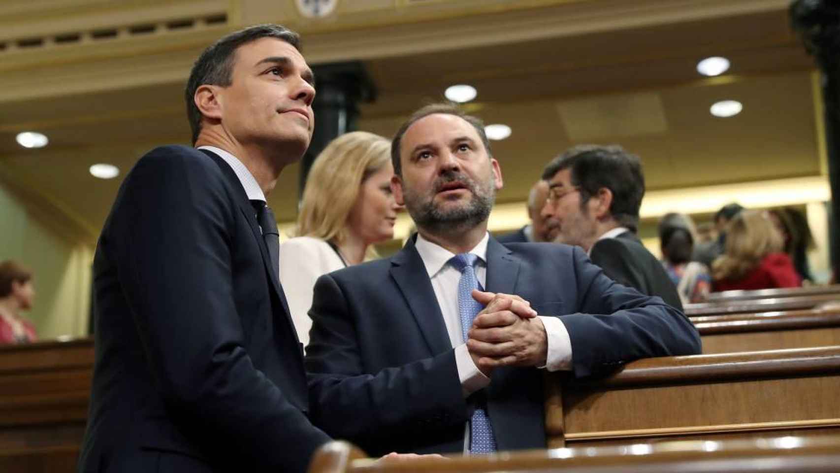 El presidente del Gobierno en funciones, Pedro Sánchez, y el ministro de Fomento en funciones José Luis Ábalos.