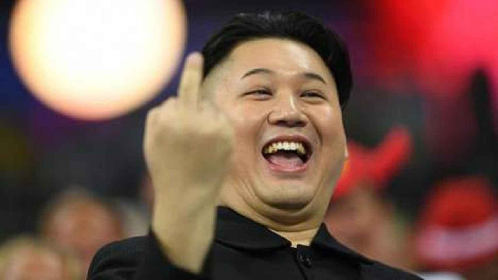 Kim Jong Un enseñando su dedo a un fotógrafo mientras vivía en EEUU.