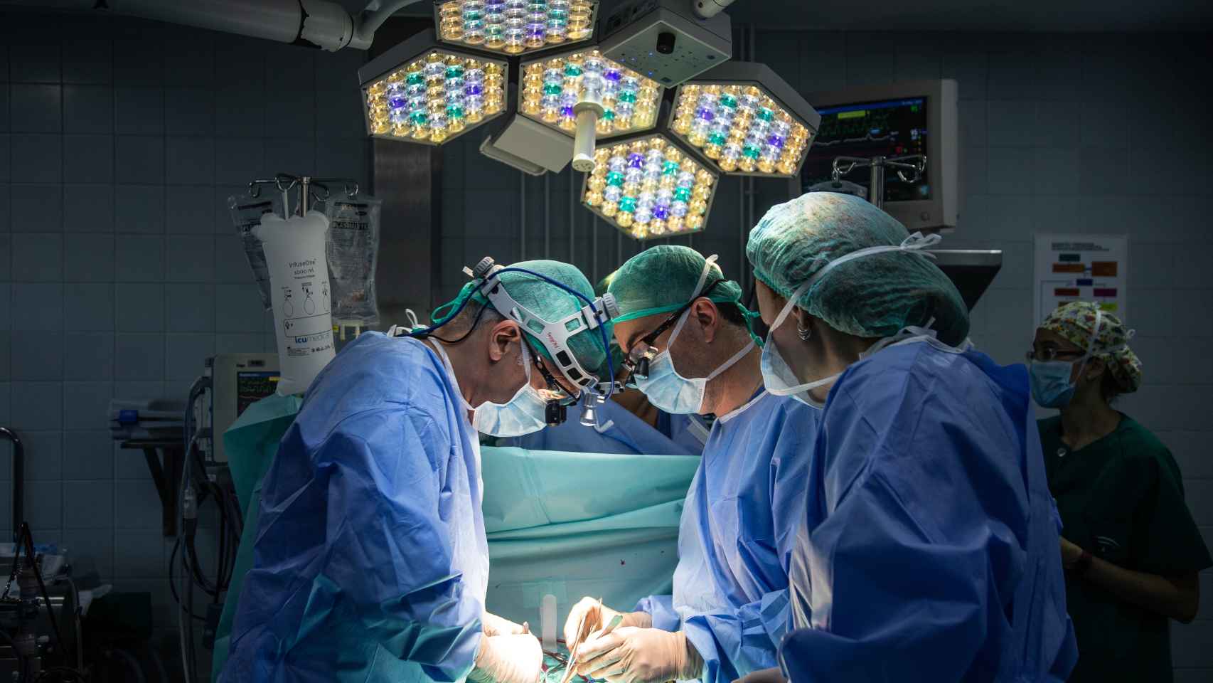 Cirujanos del Virgen del Rocío durante una operación cardiológica infantil.