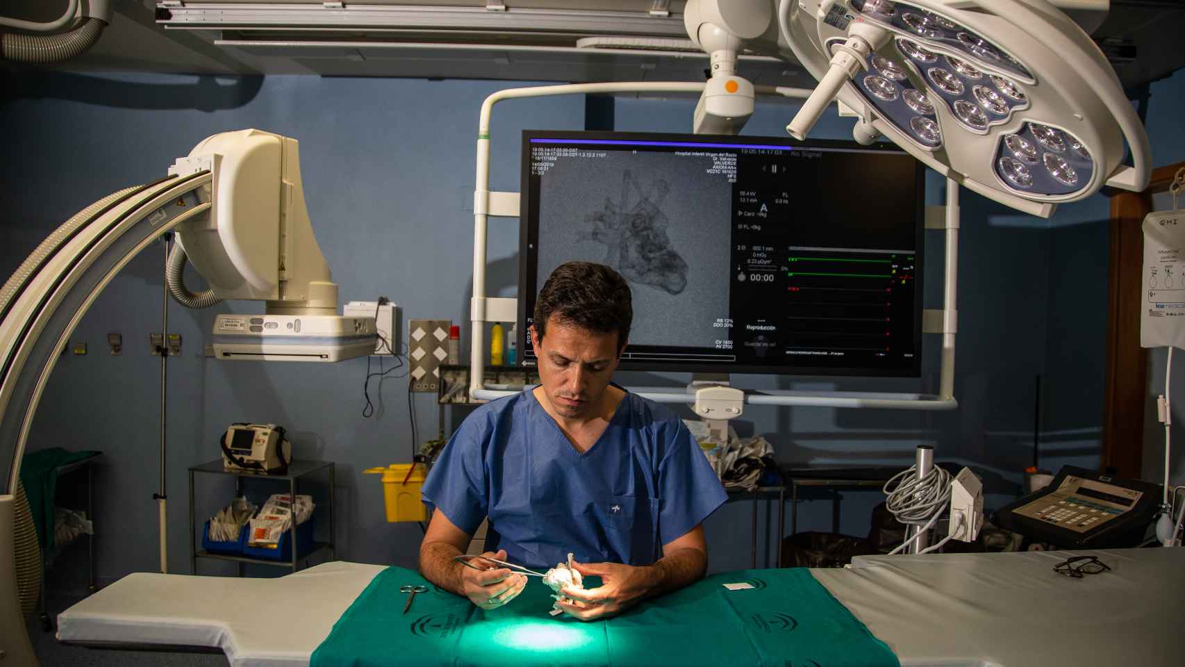 El doctor Valverde planteando una operación a través de un modelo de corazón impreso en 3D.