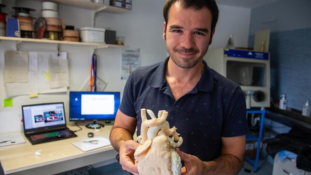 Gorka Gómez, ingeniero industrial y responsable del laboratorio de fabricación del hospital Virgen del Rocío.