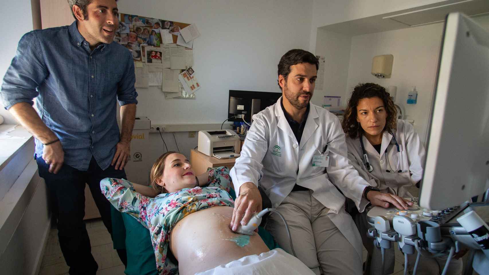 María Guzmán, embarazada de 24 semanas, y su pareja Carlos Villar, durante una eco fetal para descartar cardiopatías en el Hospital Virgen del Rocío.
