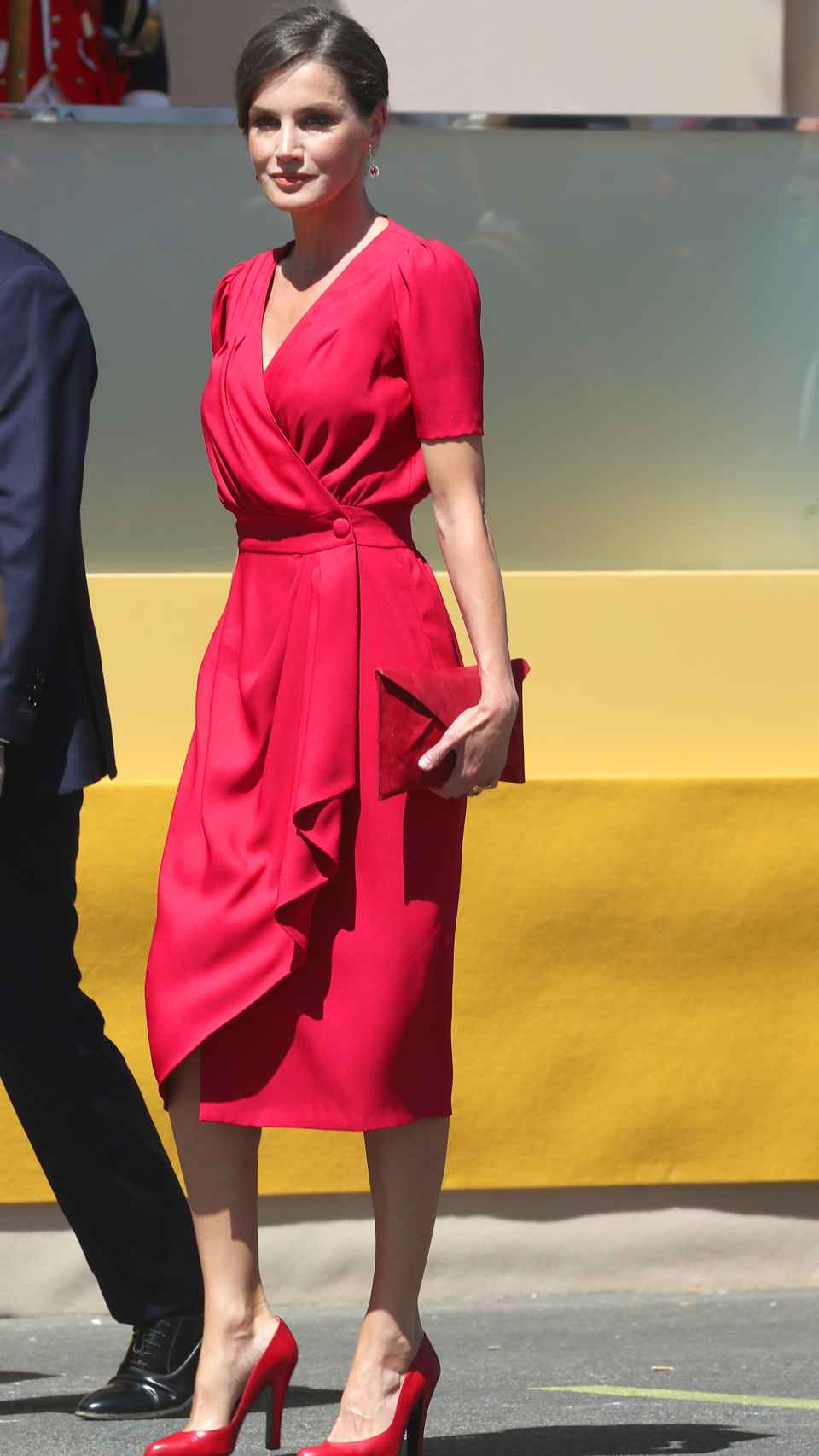 El vestido rojo de la reina Letizia tiene multitud de detalles.