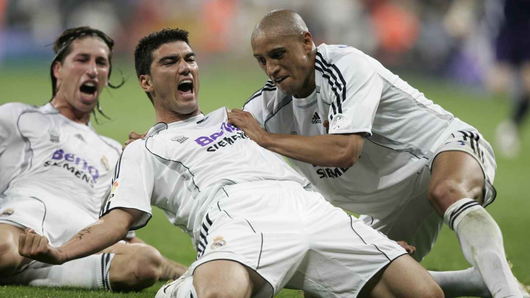 Reyes celebra un gol junto a Sergio Ramos y Roberto Carlos