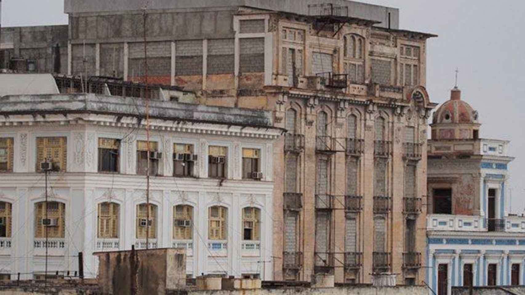 Imagen antigua del Hotel San Carlos, en un estado defectuoso.