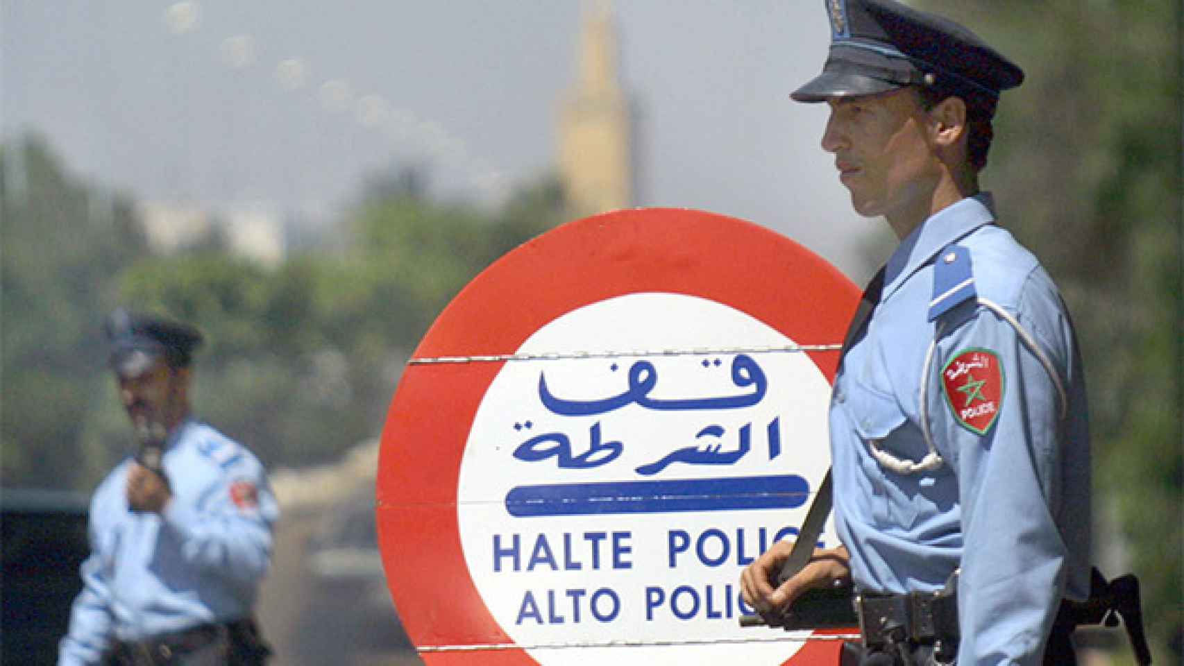 Policías en un retén para comprobar la entrada de coches en Casablanca tras los ataques de 2003.