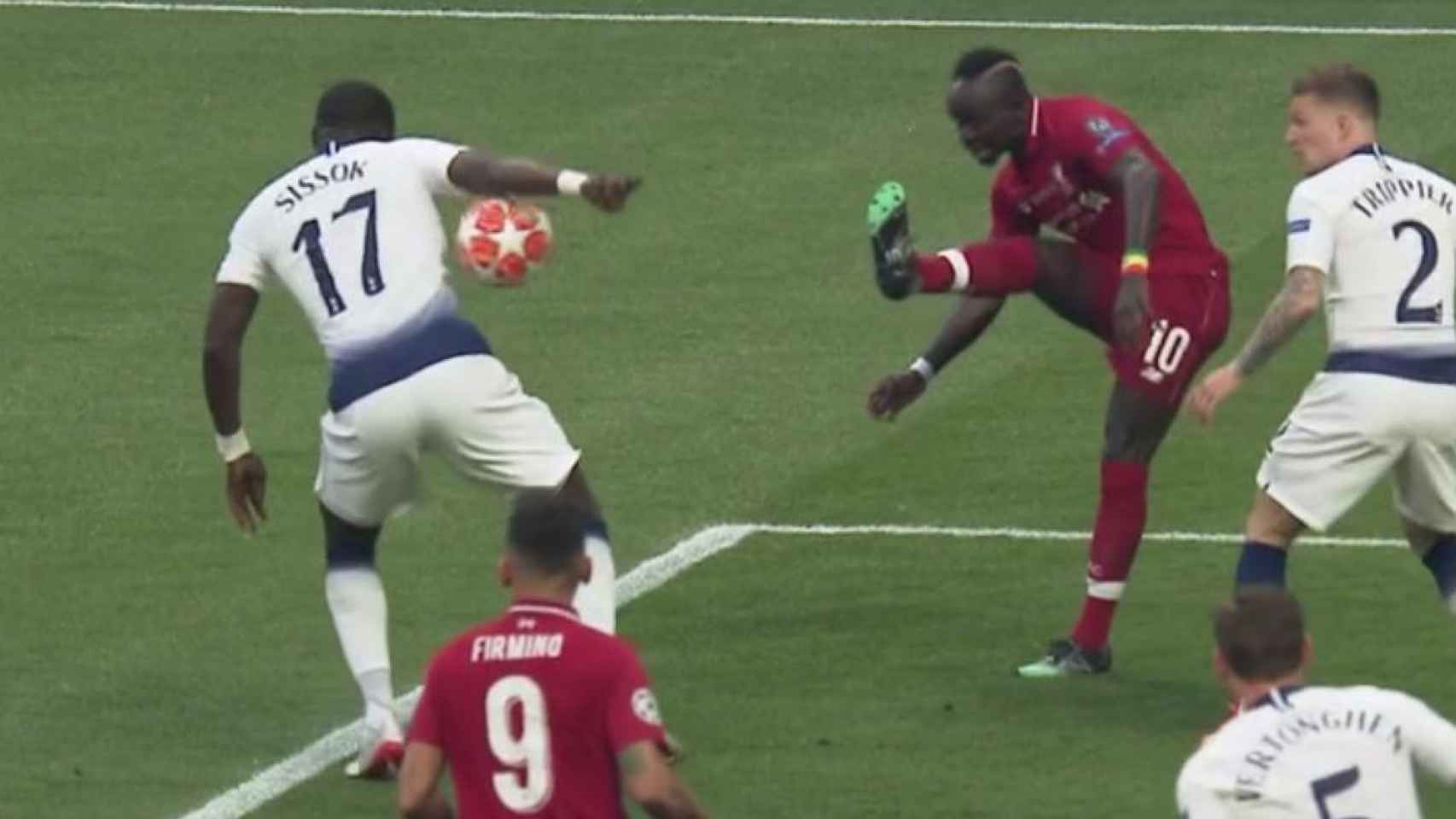 Polémico penalti a favor del Liverpool por mano de Sissoko