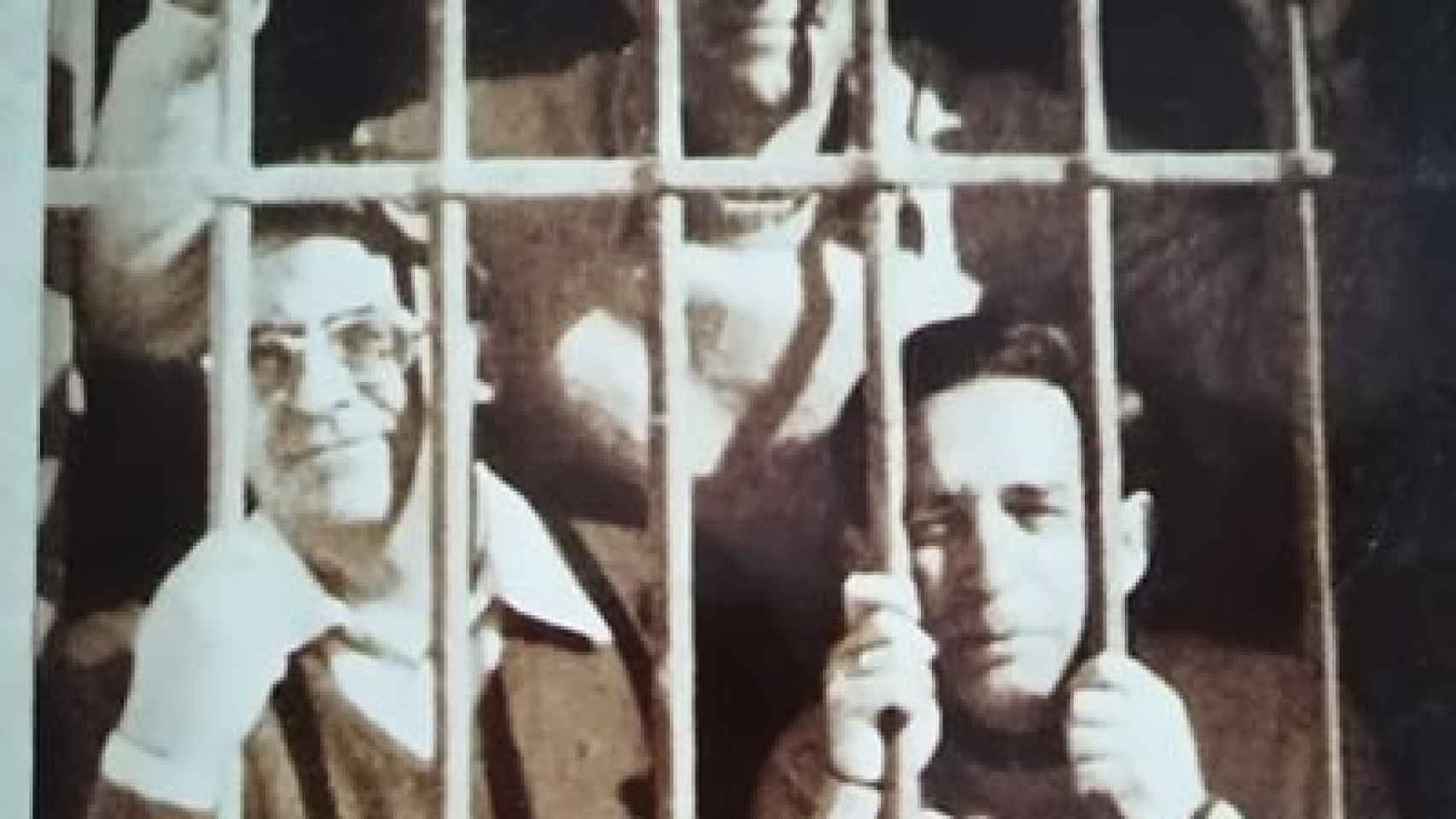 Xosé Fortes (en el centro), padre de Xavier Fortes, en el penal militar de El Hacho en Ceuta con dos compañeros de la UMD.