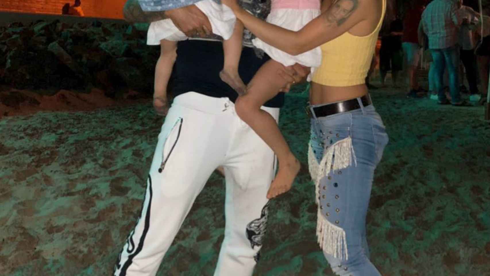 José Antonio Reyes junto a su esposa y sus dos hijas.