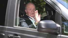 El rey Juan Carlos ha saludado a la prensa a la llegada al almuerzo privado.