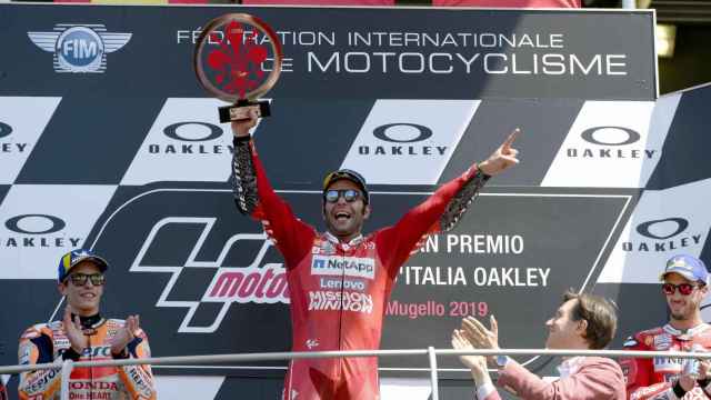 Petrucci celebra su victoria en el Gran Premio de Italia, escoltado por Márquez y Dovizioso.