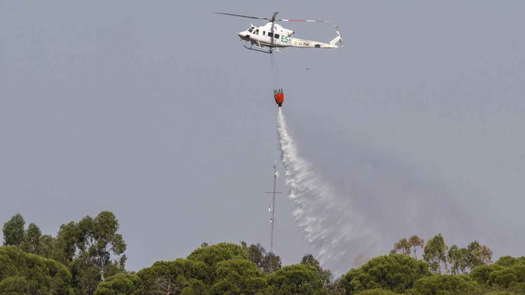 Un helicóptero realiza labores de extinción en Beas (Huelva)