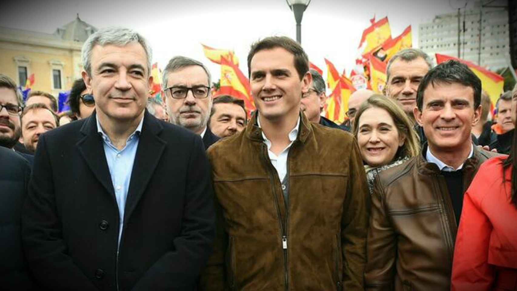 Luis Garicano, junto a Albert Rivera y Manuel Valls, en la concentración de Colón.
