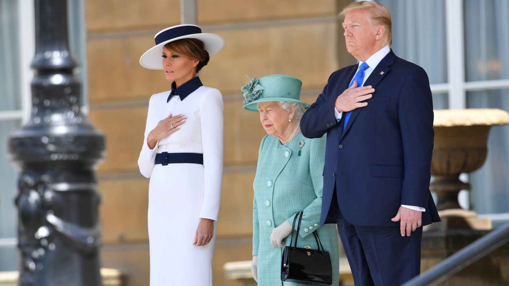 La reina Isabel II recibe a Donald y a Melania Trump en Buckingham.